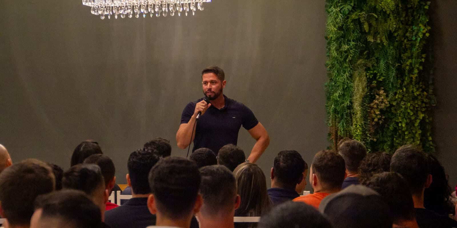 Carlos Vecchi falando num encontro presencial de alunos