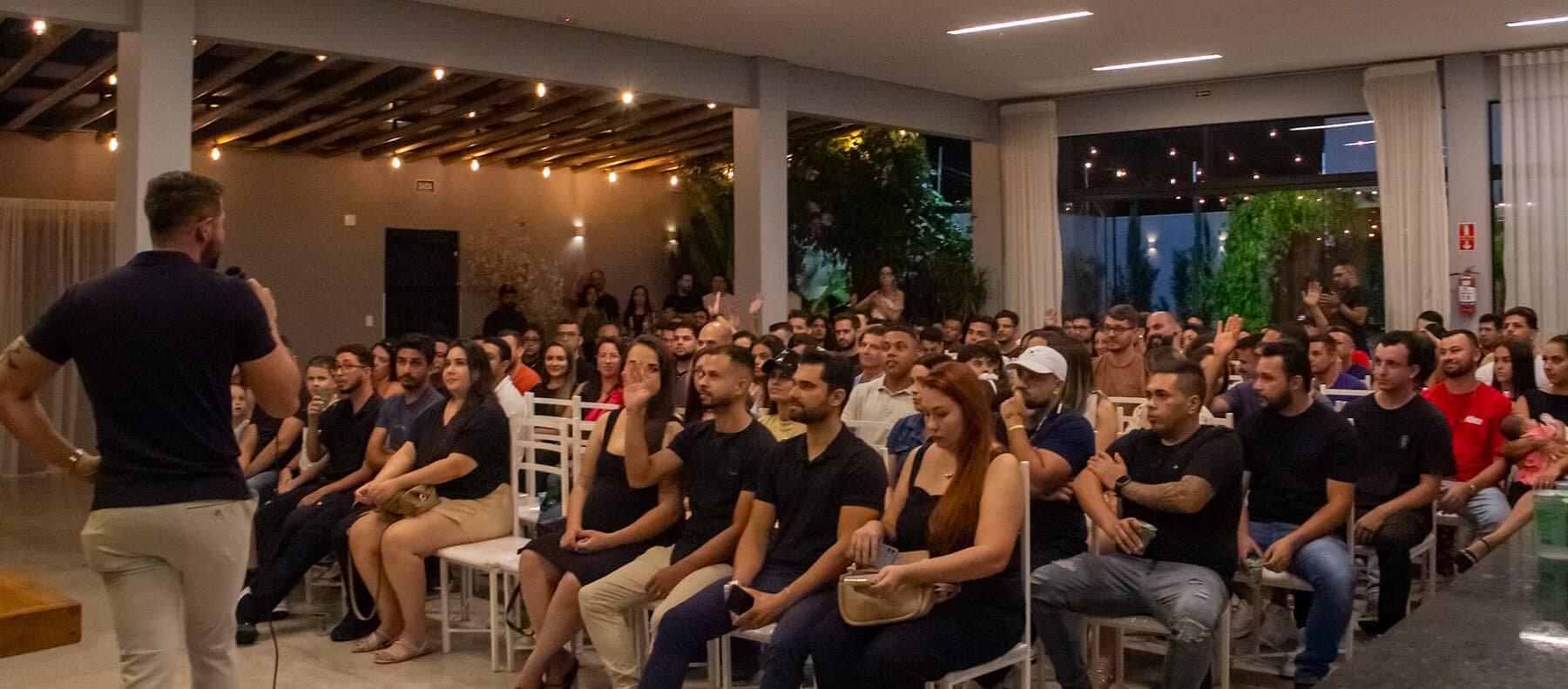 Plateia lotada num encontro presencial de alunos do Vivendo de Cashback