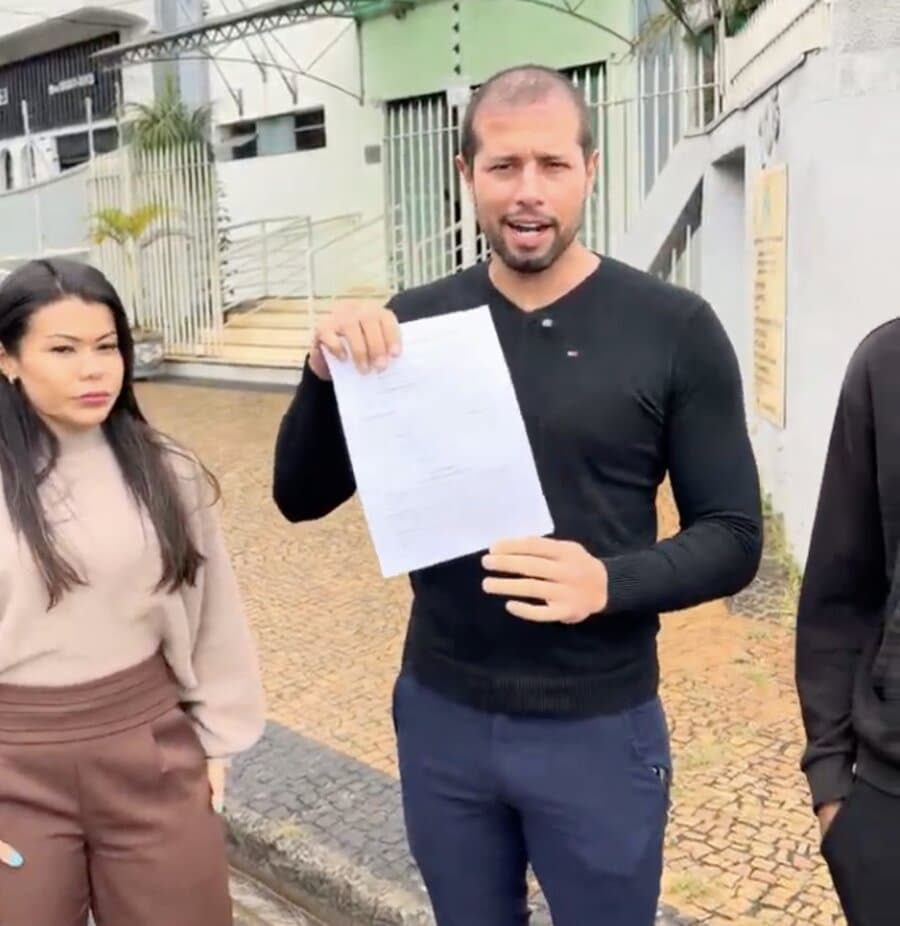 Carlos Vecchi na porta do cartório com o contrato de garantia registrado